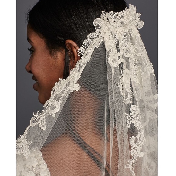 Davids Bridal One Tier Lace Applique Comb Veil - Picture 2 of 14